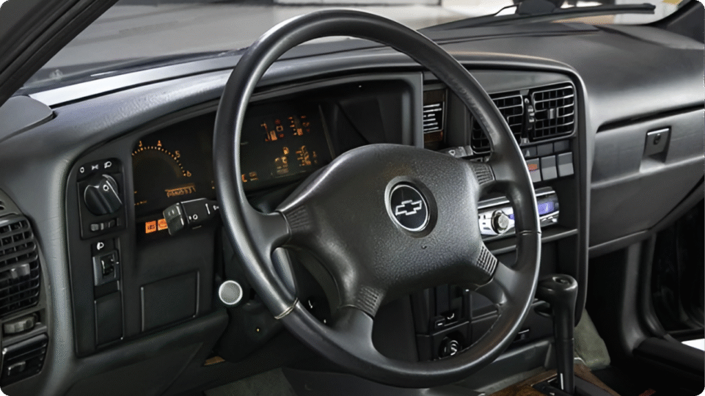 Interior do Omega 4.1 com bancos de couro e acabamento em madeira