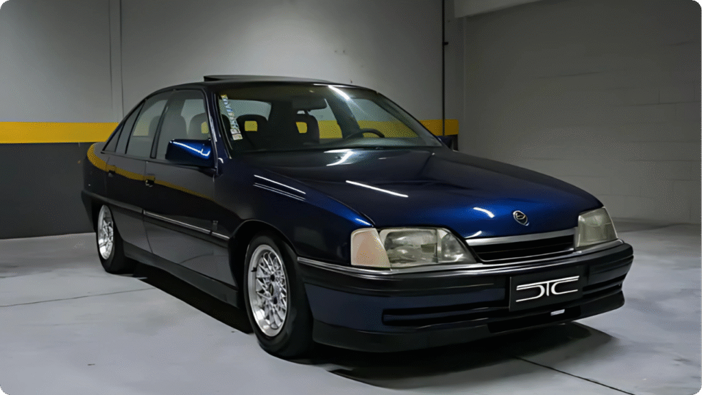 Omega 4.1 modelo 1996 estacionado em rua com visual clássico